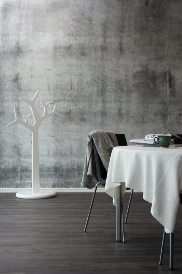 Mørk eikefarget klikkvinyl med røykfarget nyanse og tydelig trestruktur