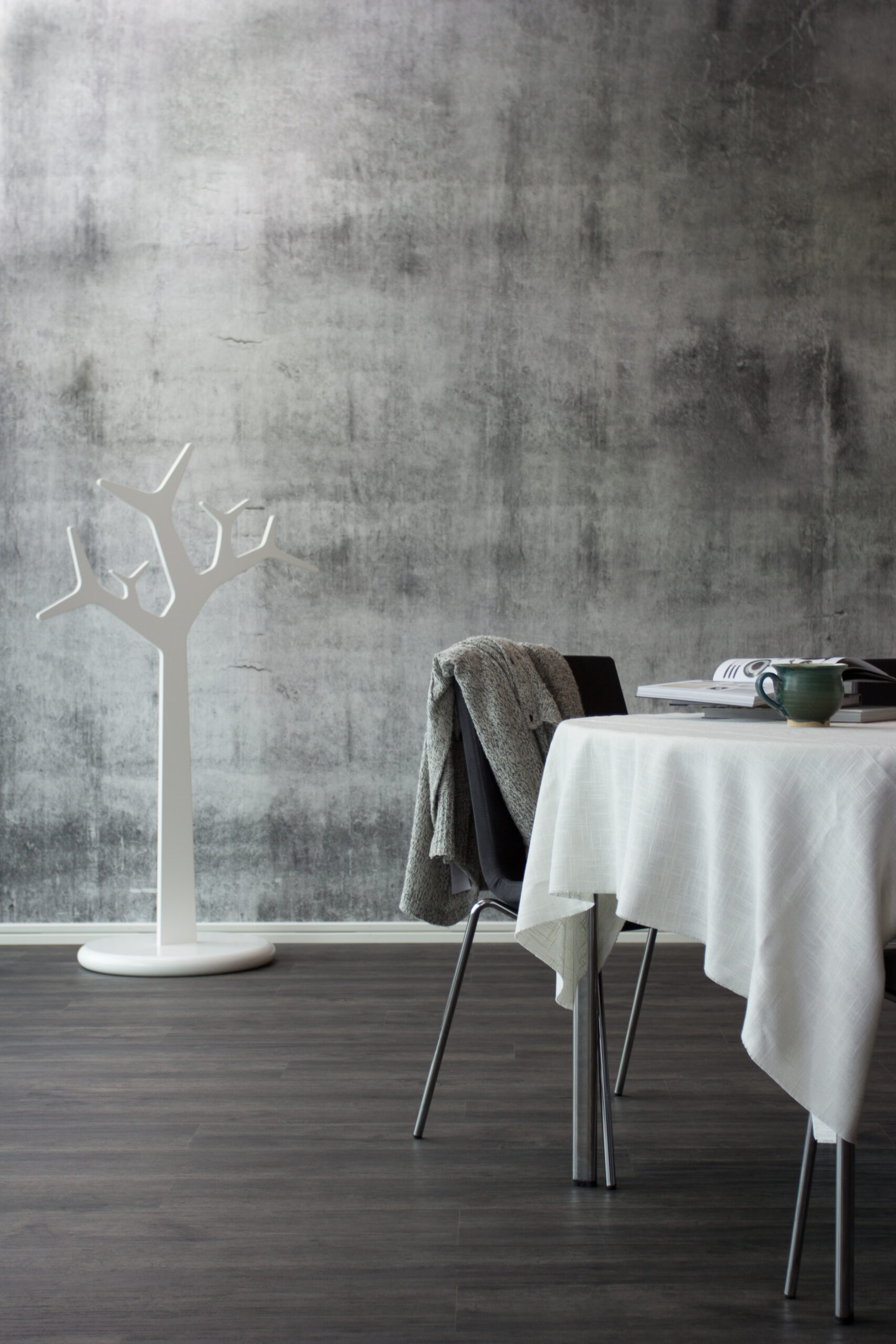 Mørk eikefarget klikkvinyl med røykfarget nyanse og tydelig trestruktur