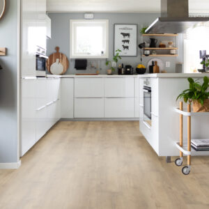 Eikefarget klikkvinyl i sandtone med naturlig trestruktur og plankemønster