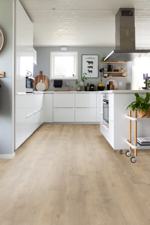 Eikefarget klikkvinyl i sandtone med naturlig trestruktur og plankemønster