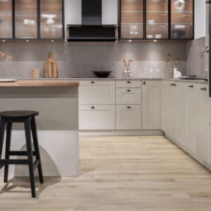 Lys eikefarget klikkvinyl med naturlig trestruktur og plankemønster