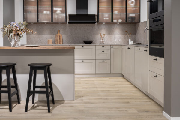 Lys eikefarget klikkvinyl med naturlig trestruktur og plankemønster