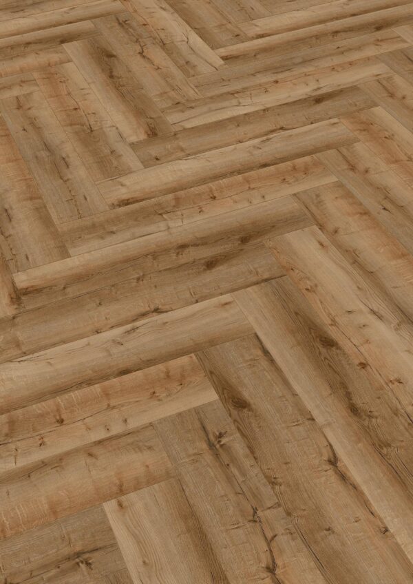 Fiskebensgulv i eikedekor med naturlig trestruktur og varm brun tone.