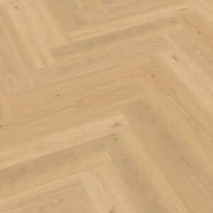 Klikkvinyl gulv i lyst eikedekor lagt i fiskebensmønster