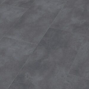 Mørkt klikkvinylgulv i antrasitt med steinstruktur og flisformat