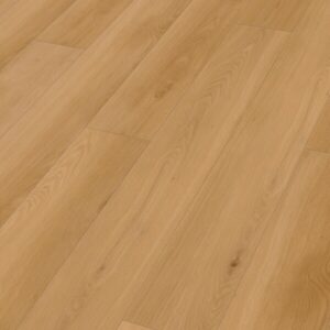 Klikkvinyl med eikeutseende i lys brun tone med naturlig trestruktur og lange planker