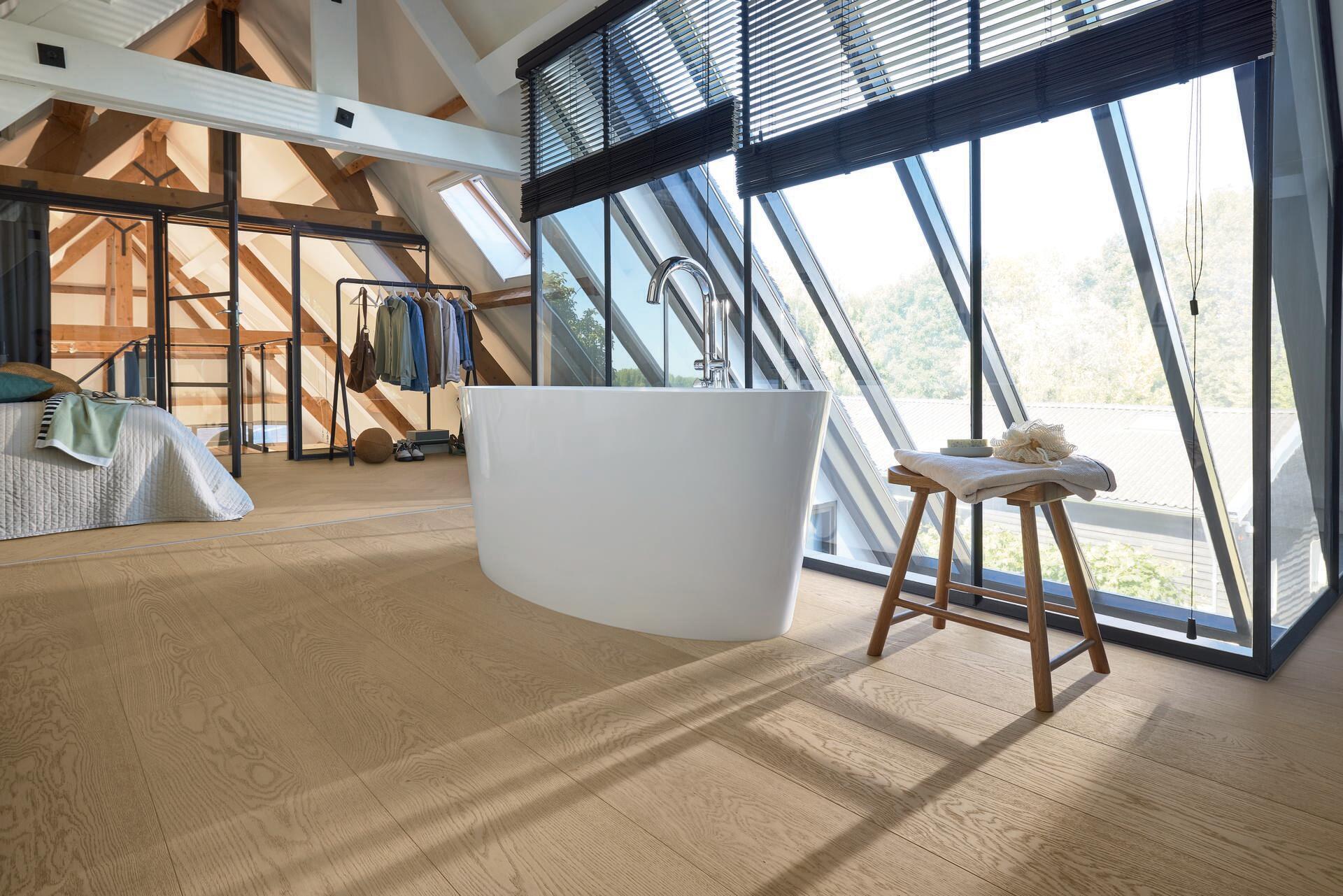 Herdet Tregulv Lindura Oak Sand Grey Classic 20232 – Fiskebensgulv – Ultramattlakk - Bilde 2