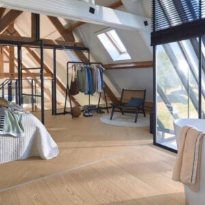 Herdet eikegulv Natural Sand Grey Oak med ultra matt lakkert overflate og brede 1-stavsplanker