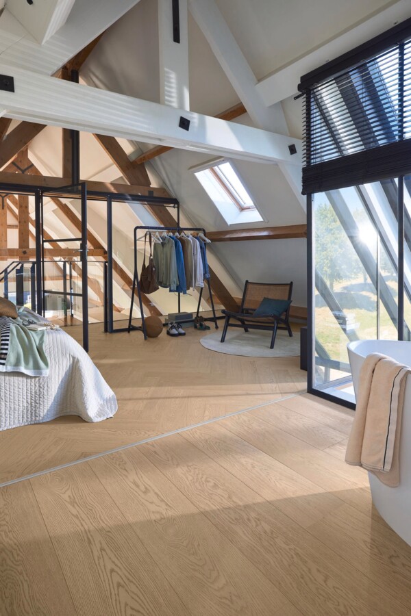 Herdet eikegulv Natural Sand Grey Oak med ultra matt lakkert overflate og brede 1-stavsplanker