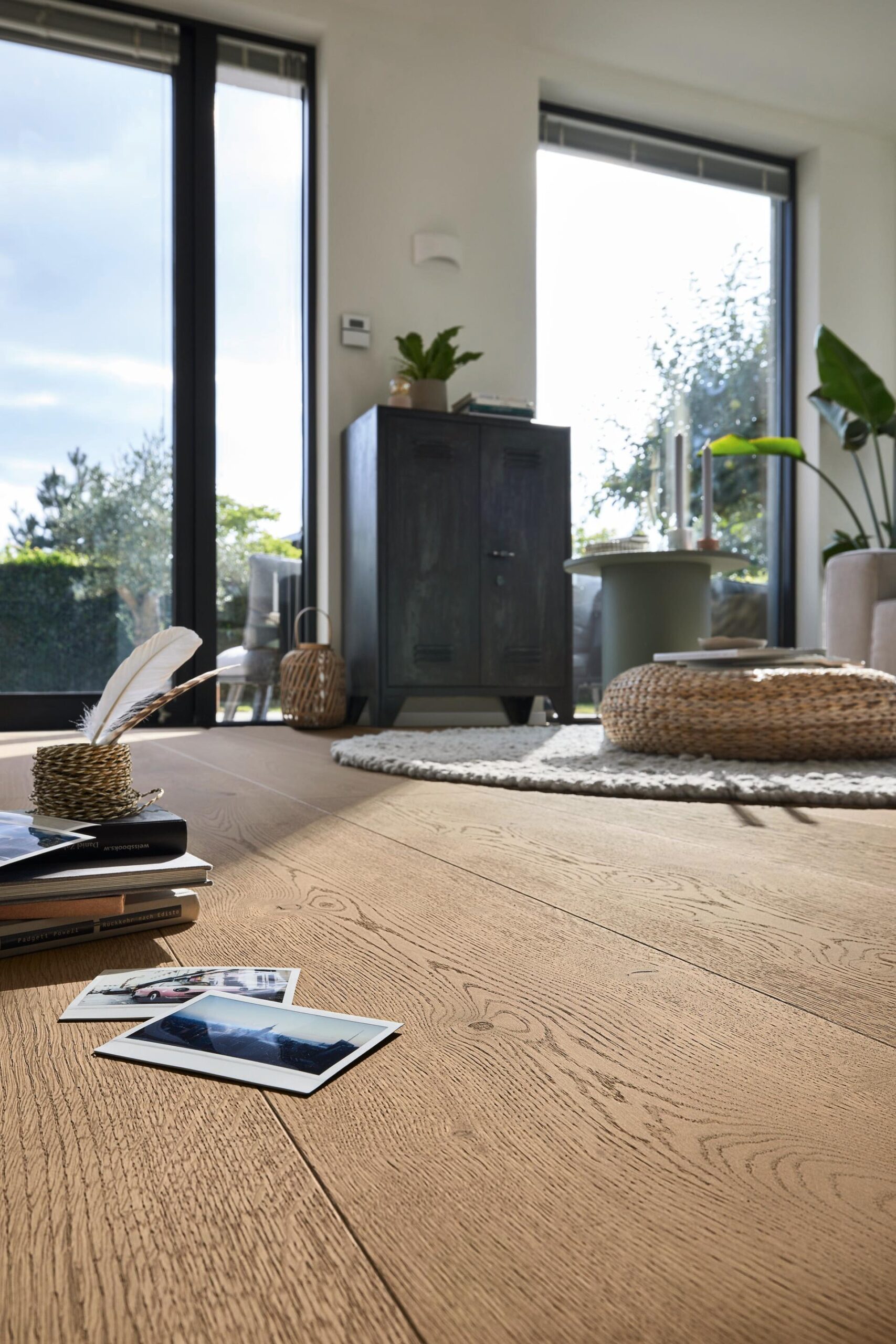 Herdet tregulv i eik Clay Brown Oak Authentic med naturlig sortering og brede planker i ultramattlakk