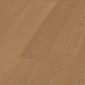 Herdet tregulv i eik med brun tone, livlig sortering og ultramattlakkert overflate