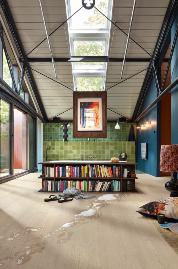 Herdet tregulv Lindura Milk Cream Oak Lively 20228 – Brede Planker – Ultramattlakk - Bilde 3