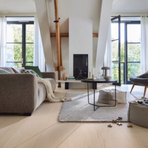 Herdet eikegulv Natural Pearl White Oak med ultra matt lakkert overflate og brede 1-stavsplanker