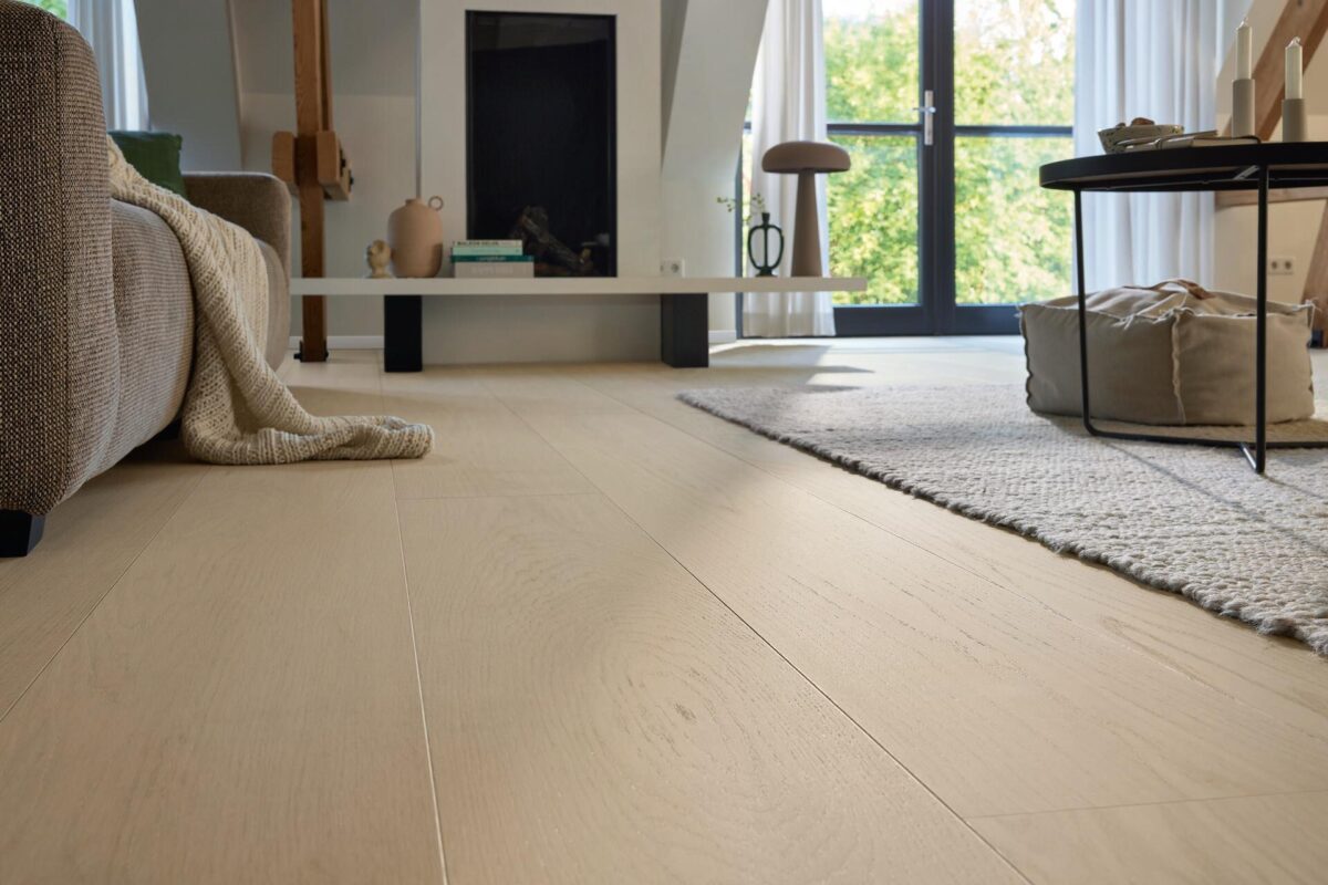 Herdet tregulv Lindura Natural Pearl White Oak 20229 – Brede Planker – Ultramattlakk
