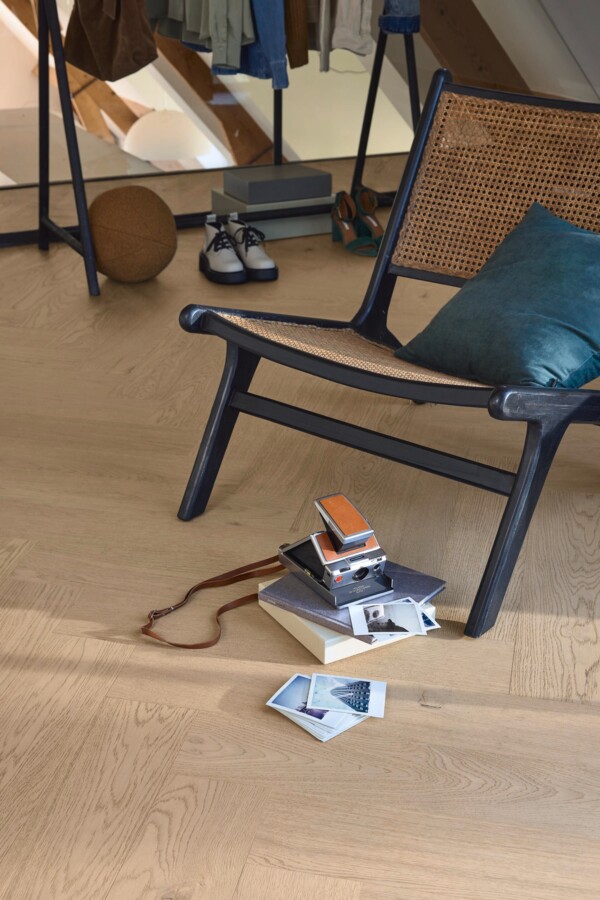 Herdet Tregulv Lindura Oak Sand Grey Classic 20232 – Fiskebensgulv – Ultramattlakk - Bilde 3