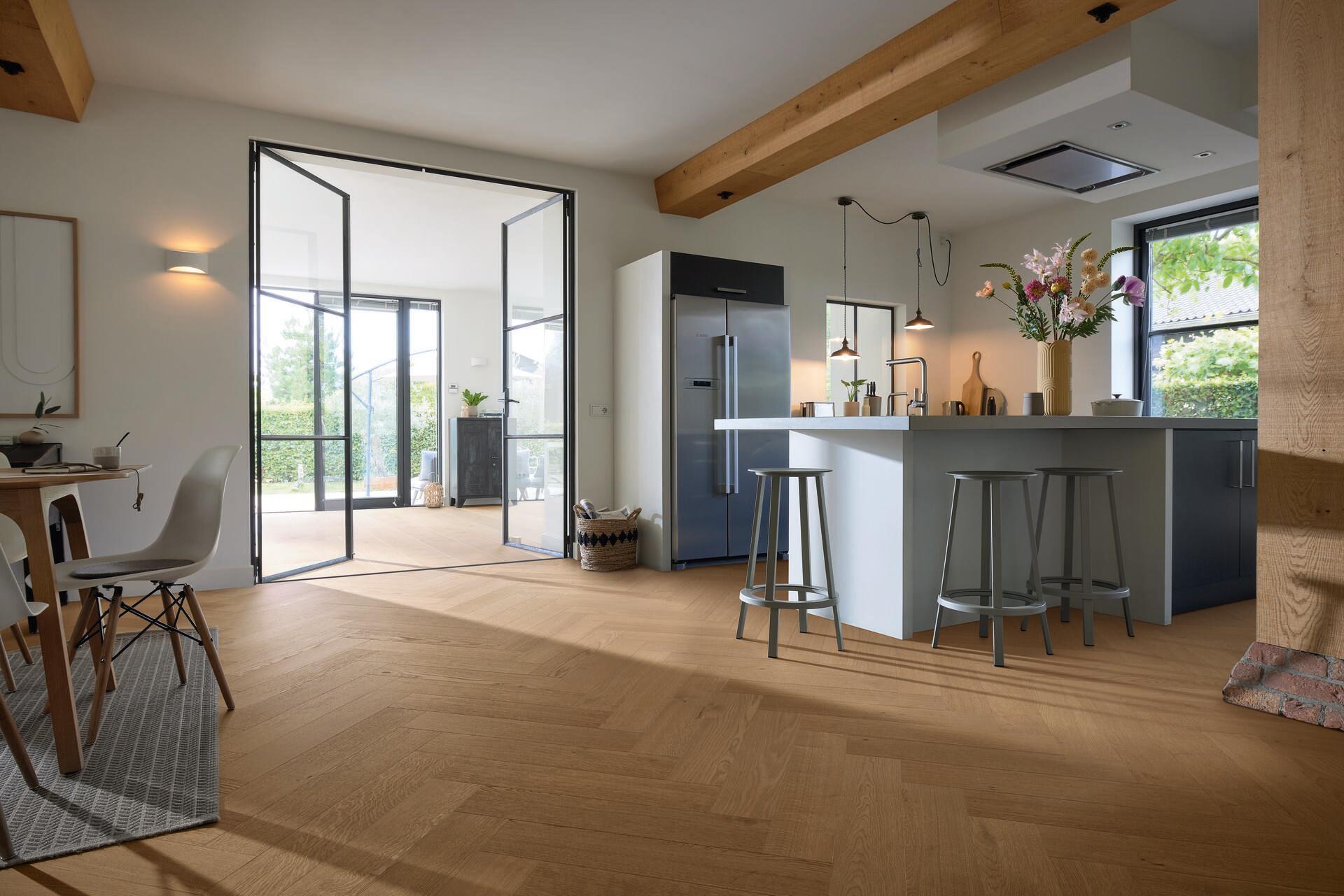 Herdet Tregulv Lindura Oak Clay Brown Classic 20233 – Fiskebensgulv – Ultramattlakk - Bilde 2