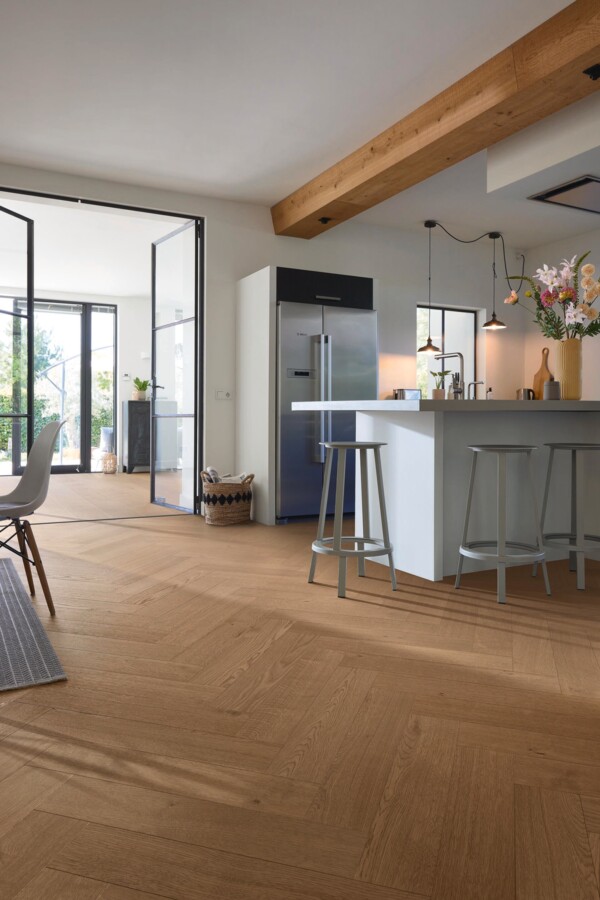 Herdet fiskebensgulv i eik Meister Lindura Oak Clay Brown Classic 20233 – ultramatt lakk