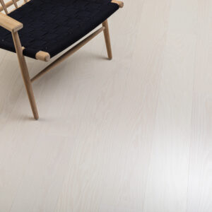 Maxwood XL herdete tregulv i ask med børstet struktur og lys nordisk nyanse i langt plankformat