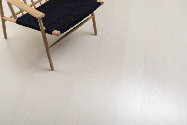 Maxwood XL herdete tregulv i ask med børstet struktur og lys nordisk nyanse i langt plankformat