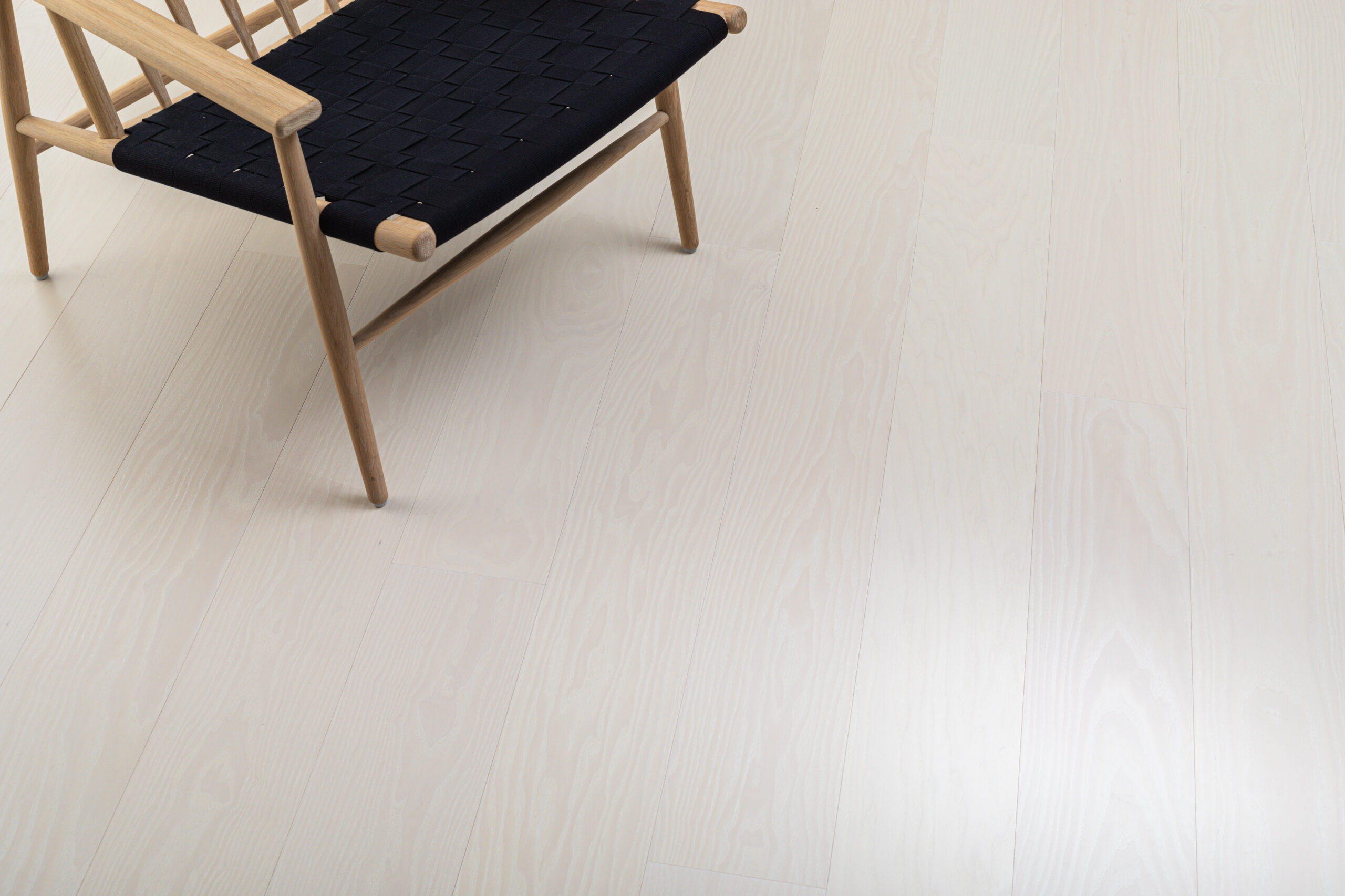 Maxwood XL herdete tregulv i ask med børstet struktur og lys nordisk nyanse i langt plankformat