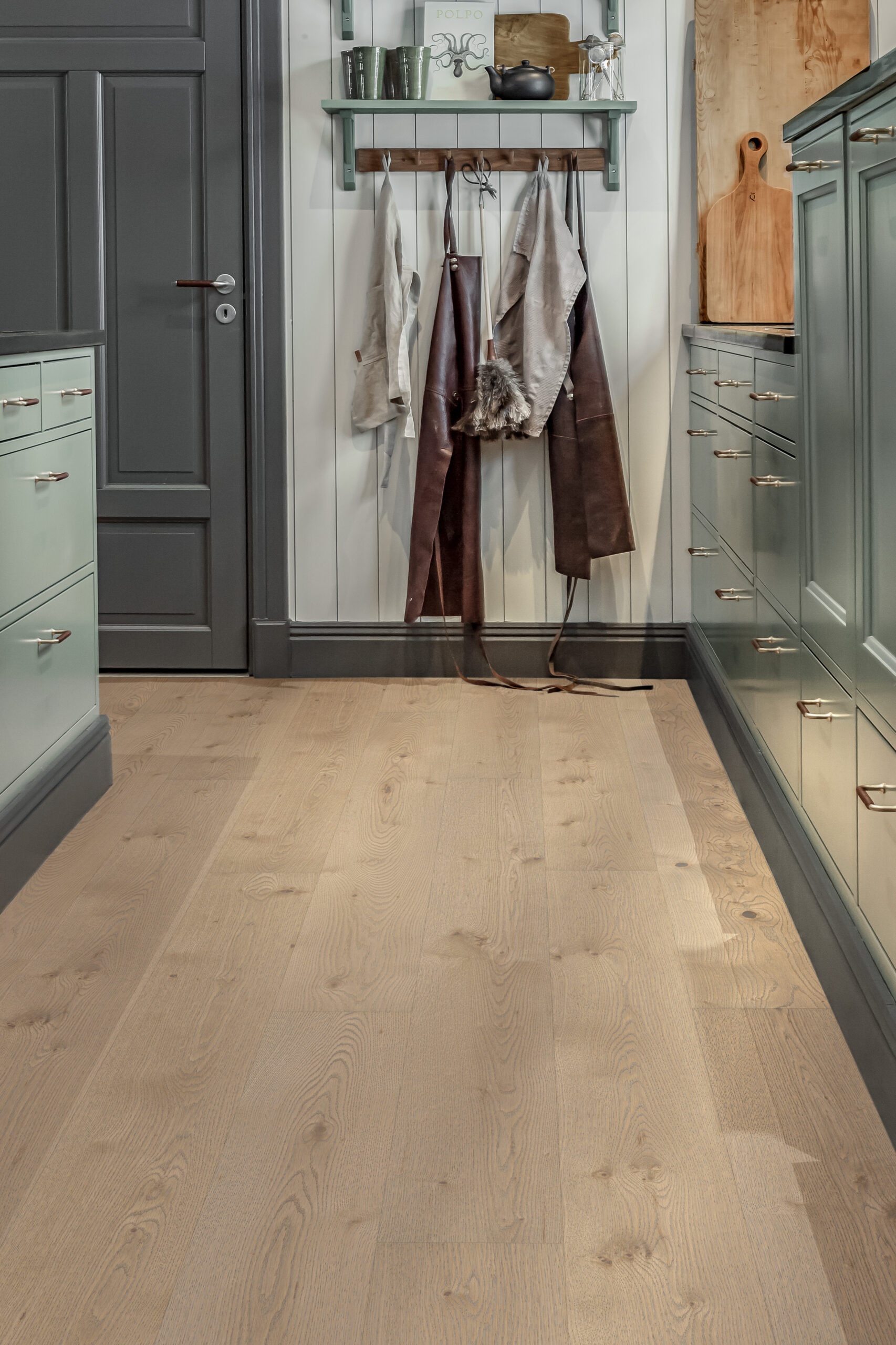 Maxwood XL herdete tregulv i eik med børstet struktur og grå nyanse i langt plankformat