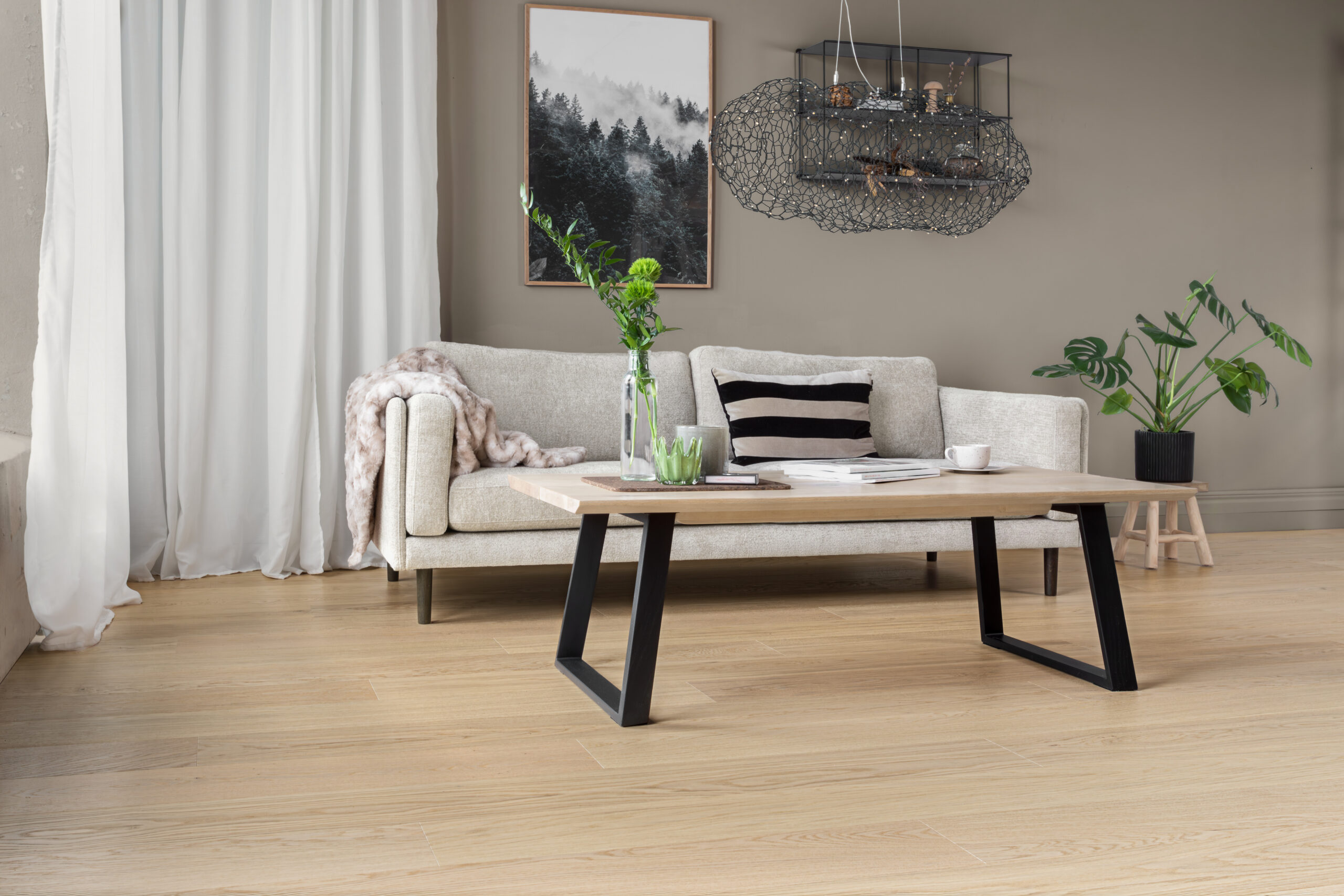 Maxwood XL herdete tregulv i eik med børstet struktur og lys raw nyanse i langt plankformat