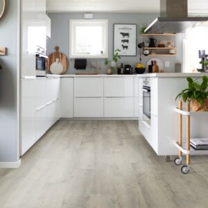 Klikkvinyl med kork Ek Foggy i medium grå eikelook med strukturert plankemønster