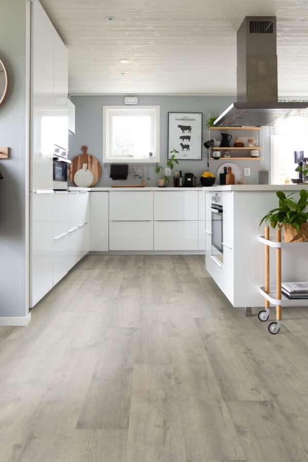 Klikkvinyl med kork Ek Foggy i medium grå eikelook med strukturert plankemønster