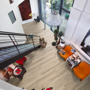 Laminatgulv i eikedekor med grå tone og naturlig trestruktur