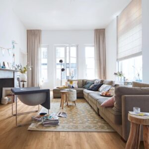 Eikedekor i varme naturtoner med tydelig trestruktur og synlige kvister i plankeformat