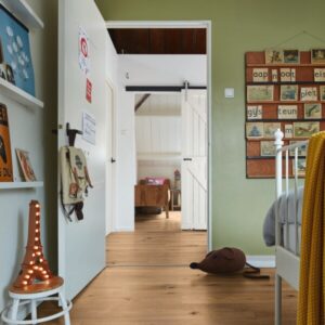 Klikkvinyl gulv i eikedekor Natural Field Oak med naturlig trestruktur og mikrofas på alle sider