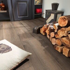 Klikkvinylgulv i eikedekor Clay Grey Old Wood Oak med naturlig trestruktur og gråtoner