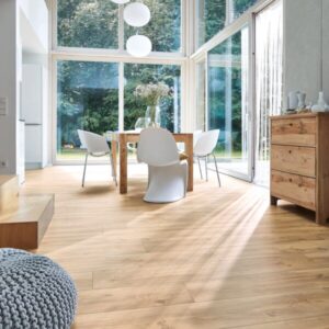 Klikkvinylgulv i eikedekor Desert Oak med lys naturtone og trestruktur