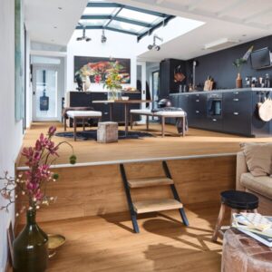 Klikkvinylgulv i eikedekor Golden Oak med naturlig trestruktur og varme brune toner