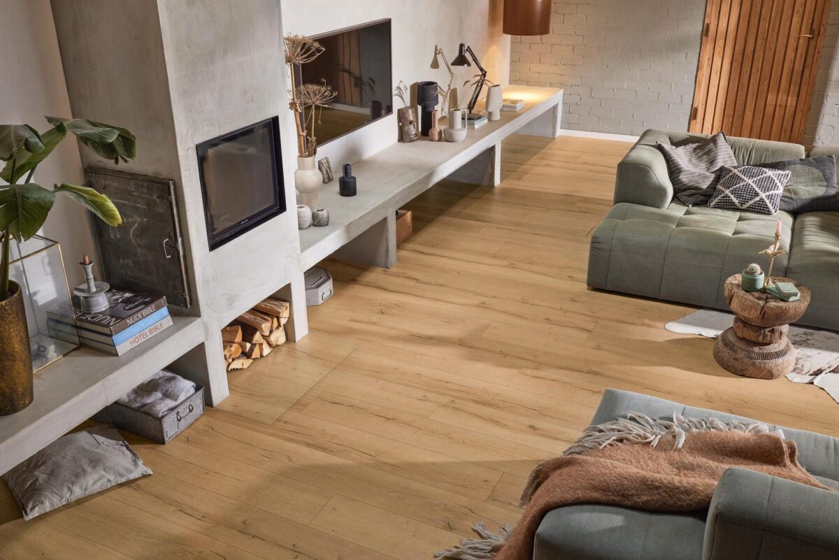 Klikkvinylgulv i eikedekor Natural Old Wood Oak 07114 med lange planker og naturlig trestruktur