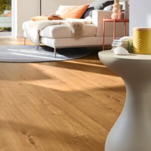 Klikkvinylgulv med eikedekor Hill Oak 07118 i varm trestruktur.