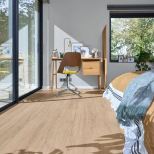 Klikkvinylgulv med lys eikedekor Sand Cliff Oak 07122 i naturlig trestruktur.