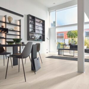 Lys eikeinspirert klikkvinylgulv med naturlig trestruktur og brede planker