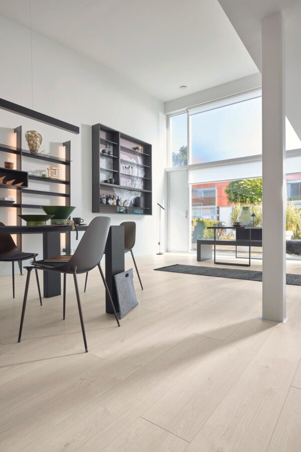 Lys eikeinspirert klikkvinylgulv med naturlig trestruktur og brede planker