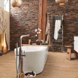 Klikkvinylgulv i eikedekor Sandy Beach Oak med naturlig trestruktur og brede planker