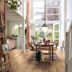 Klikkvinylgulv i eikedekor Wild Oak med naturlig trestruktur og brede planker