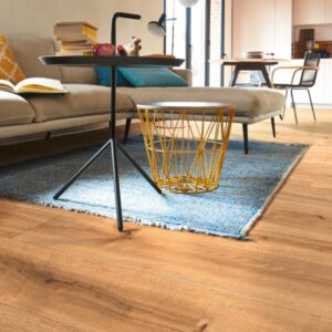 Klikkvinylgulv med varm eikedekor og naturlig trestruktur