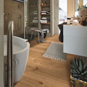 Klikkvinylgulv med varm eikedekor og naturlig trestruktur