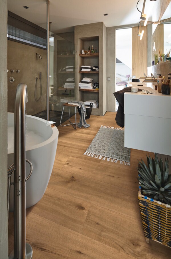 Klikkvinylgulv med varm eikedekor og naturlig trestruktur