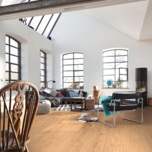 Klikkvinylgulv med eikedekor i lys brun fargetone og naturlig trestruktur