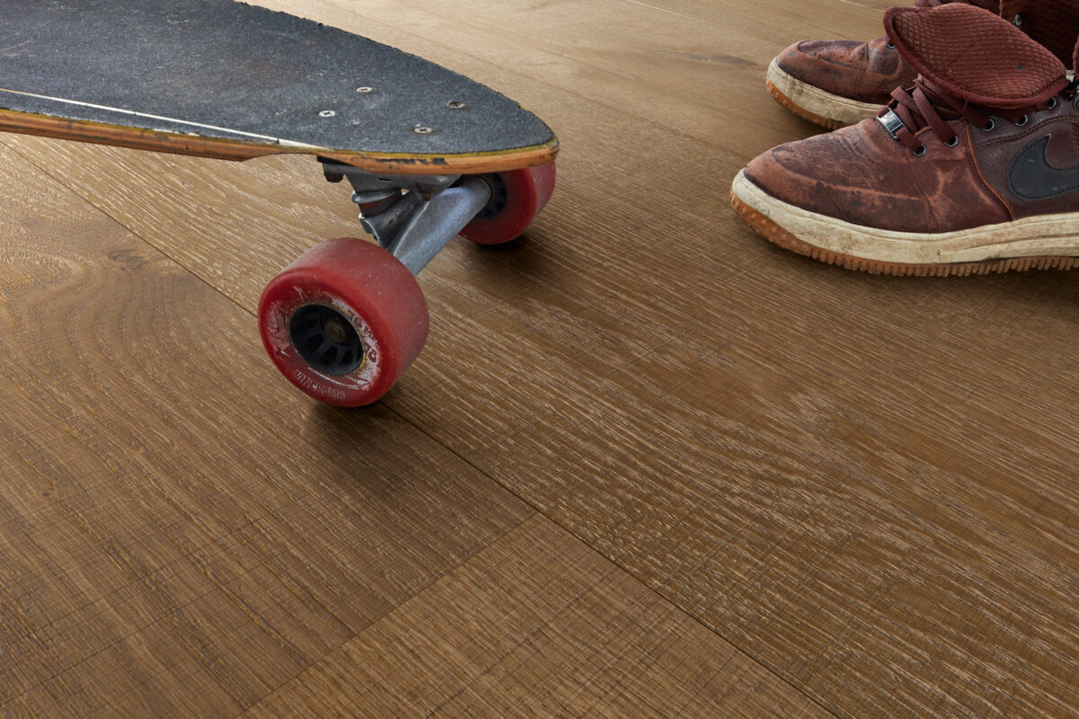 Herdet tregulv Lindura Oak Authentic Olive Grey 08903 – Brede Planker – Naturlig oljet
