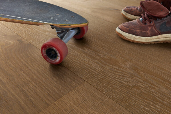 Herdet tregulv Lindura Oak Authentic Olive Grey 08903 – Brede Planker – Naturlig oljet - Bilde 4