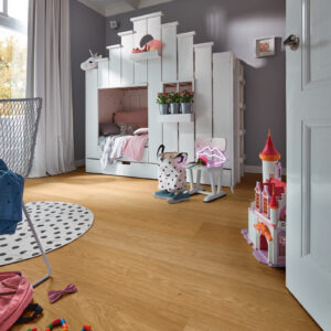 Herdet tregulv i eik Natural Oak med naturlig sortering og brede planker i ultramattlakk