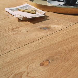 Herdet tregulv i eik Authentic Oak med naturlig sortering og brede planker i ultramattlakk