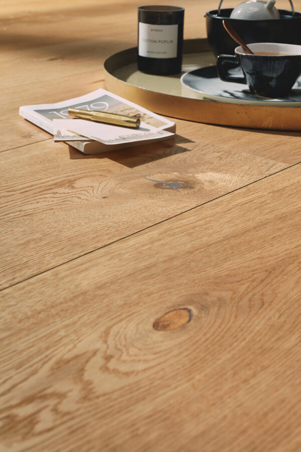 Herdet tregulv i eik Authentic Oak med naturlig sortering og brede planker i ultramattlakk